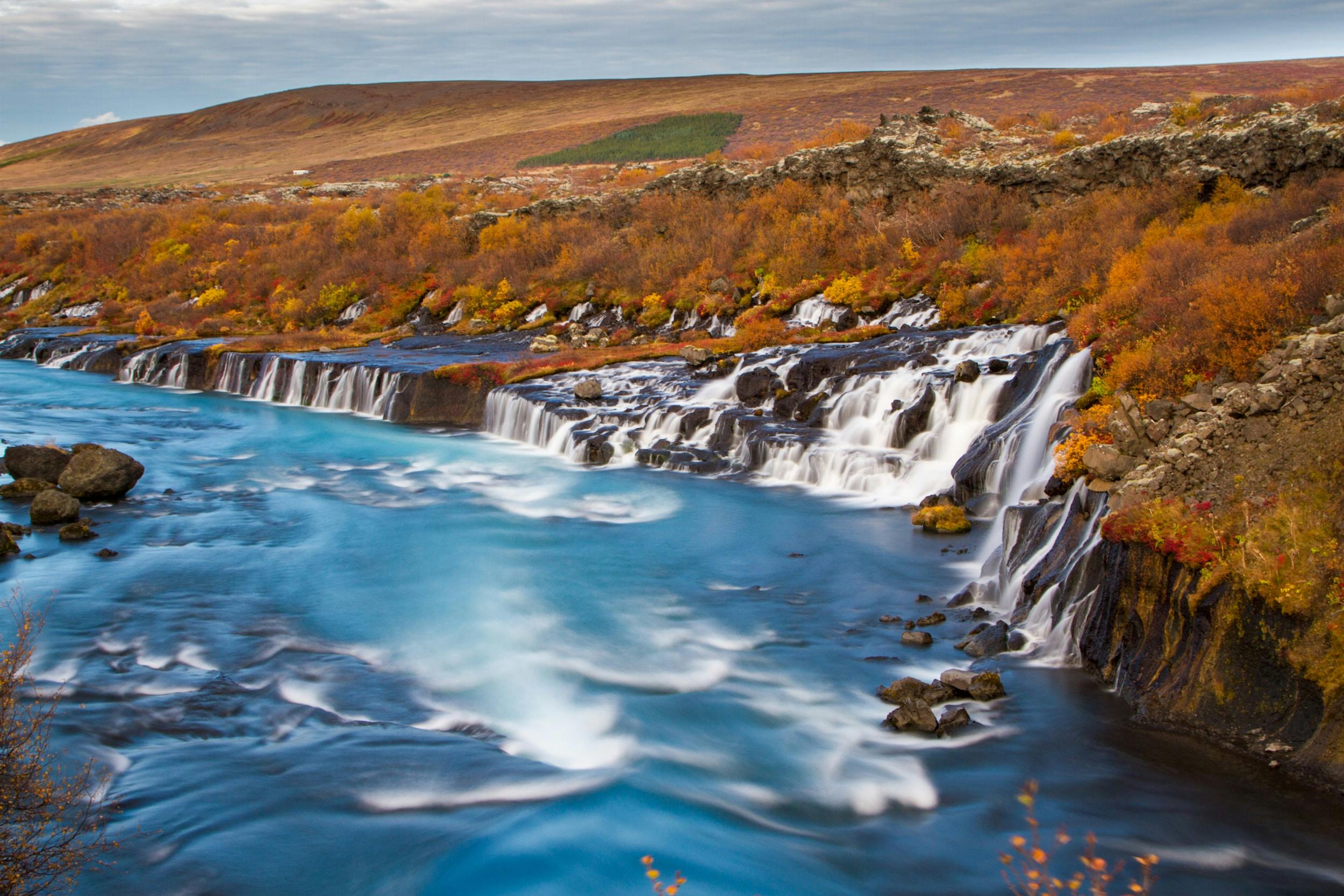 ภาพน้ำตกไหลลงไปยังแม่น้ำที่งดงามในทางตะวันตกของประเทศไอซ์แลนด์