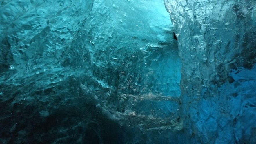 Túnel de hielo en la cueva