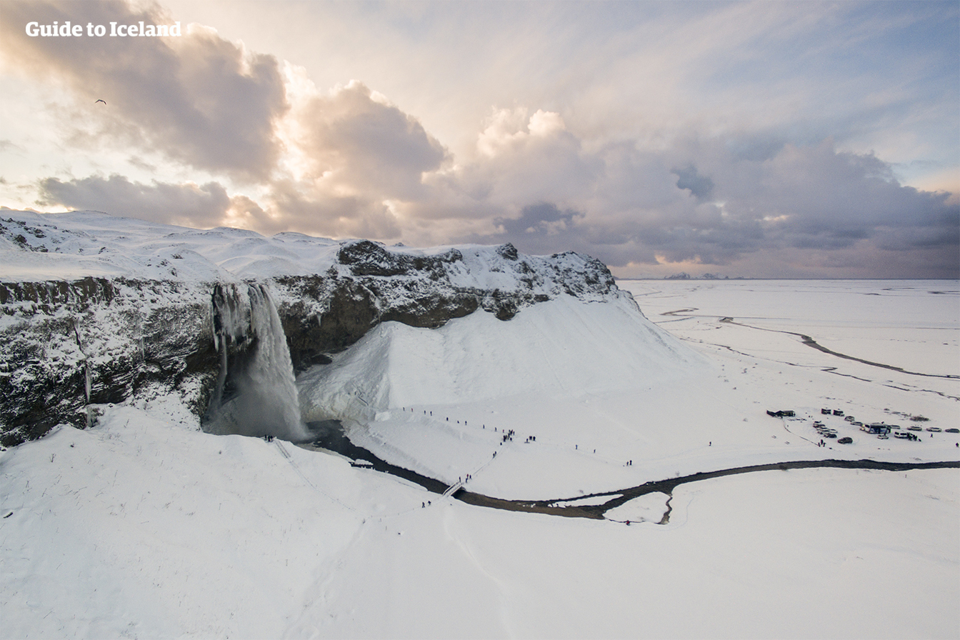 Een pad gaat volledig om de waterval Seljalandsfoss aan de zuidkust heen. Het pad mag alleen worden betreden als de omstandigheden niet al te verraderlijk zijn.