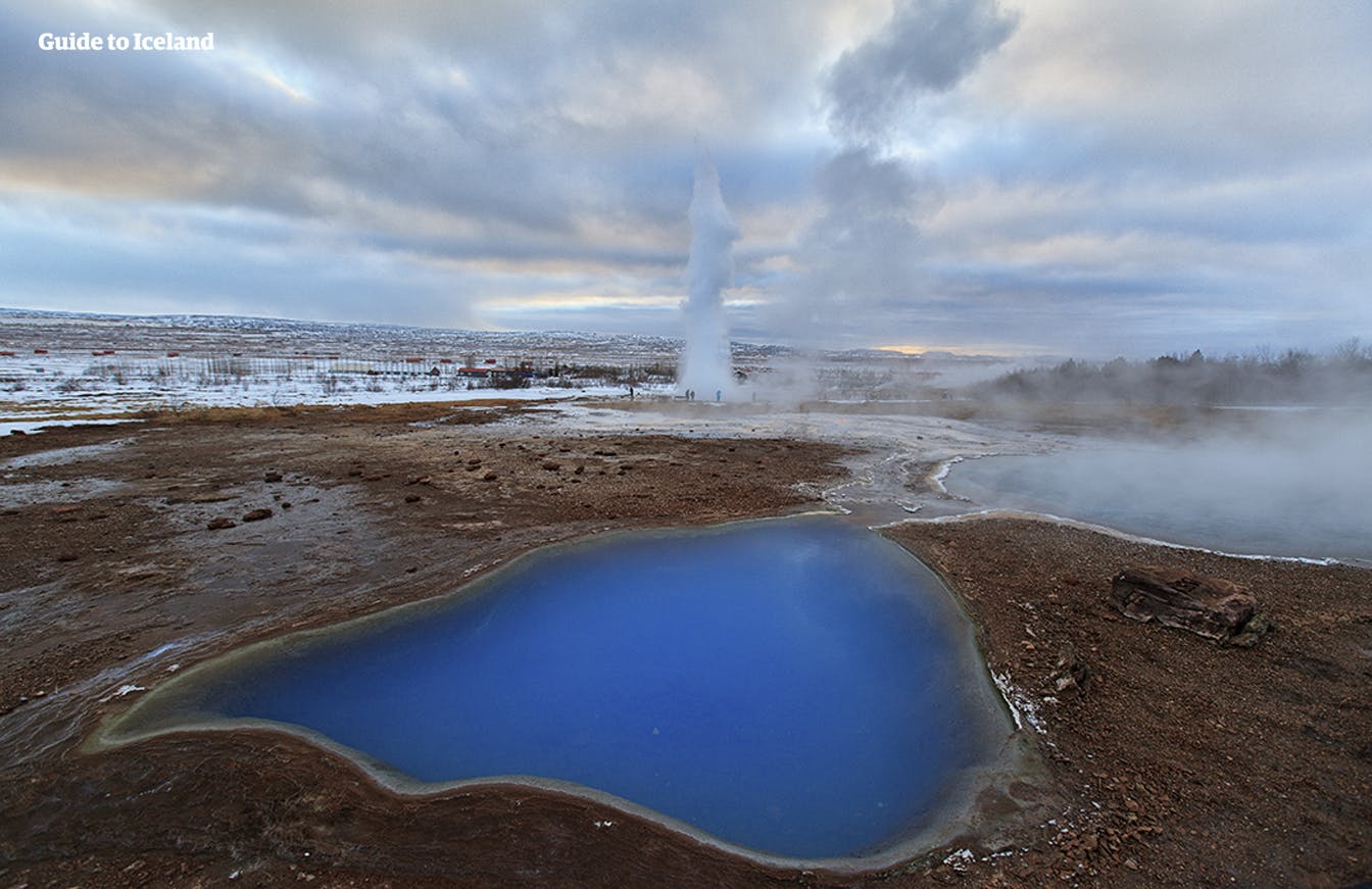 Wybuchające gejzery w obszarze geotermalnym Geysir są obowiązkowym przystankiem podczas wizyty w Złotym Kręgu.