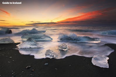 太陽の光を受け輝く氷河のかけら、アイスランドの南海岸にあるダイヤモンド・ビーチで観察できる
