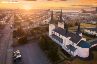 En hvit kirke i byen Reykjavik.