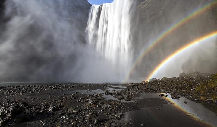 Der Skogafoss ist ein Wasserfall an der Südküste, der manchmal mit Regenbögen auf der Vorderseite aufwartet.