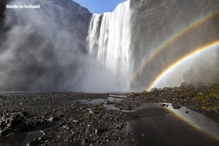 Skogafoss es una cascada de la Costa Sur que a veces luce arcoíris frente a ella.