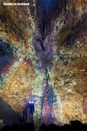 쓰리흐누카기구르는 '세 개의 봉우리 분화구'라는 뜻으로 1974년 아르니 B 스테판손이라는 동굴 탐험가에 의해 발견되었습니다.