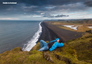 アイスランドのブラックサンドビーチ、レイニスフェイヤラでは波の引きが強いので気を付けて！