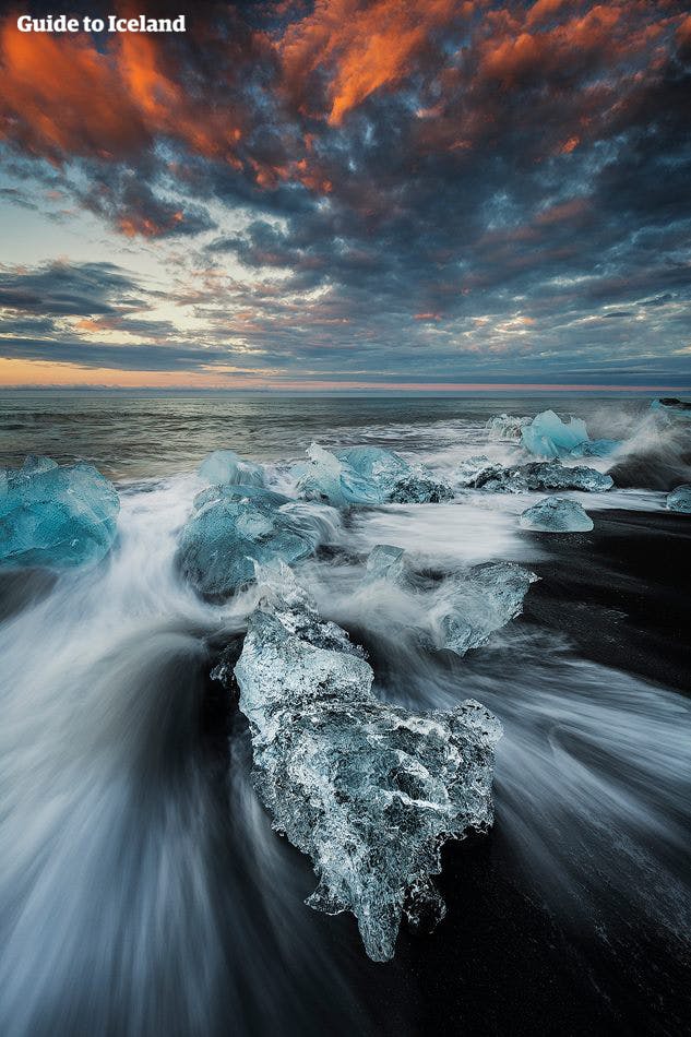 ヨークルスアゥロゥン氷河湖から海に流れていく氷河のかけらがダイヤモンドビーチで観察できる