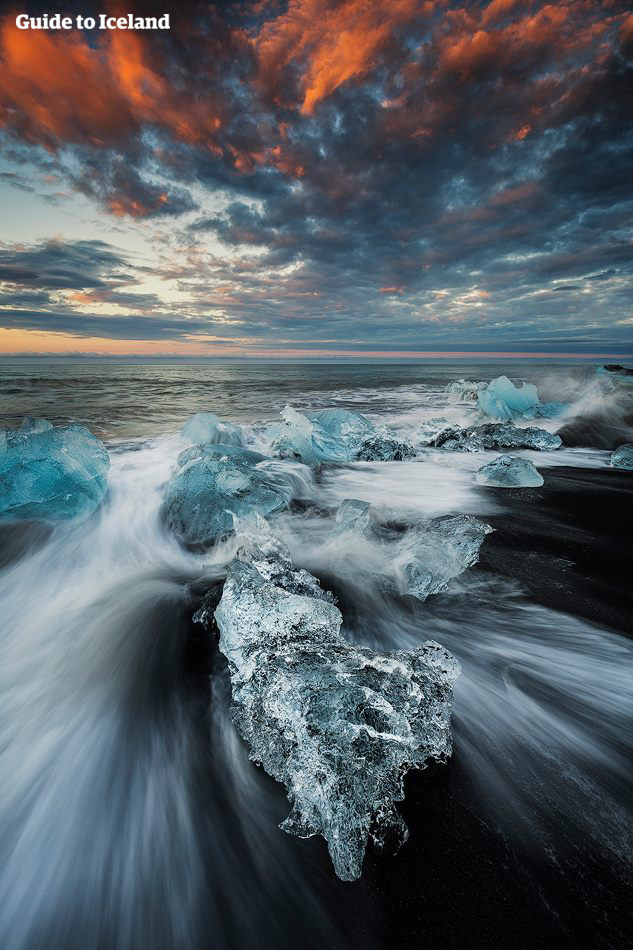 Diamond Beach is waar ijsbergen uit Jökulsárlón uiteindelijk in de Atlantische Oceaan terechtkomen.