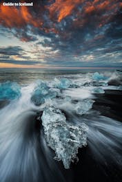 La Playa de los Diamantes es donde los icebergs de Jokulsarlon acaban varados en su camino hacia el océano Atlántico.
