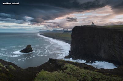 Czarne piaski południowego wybrzeża Islandii wynurzają się spod północnego słońca.