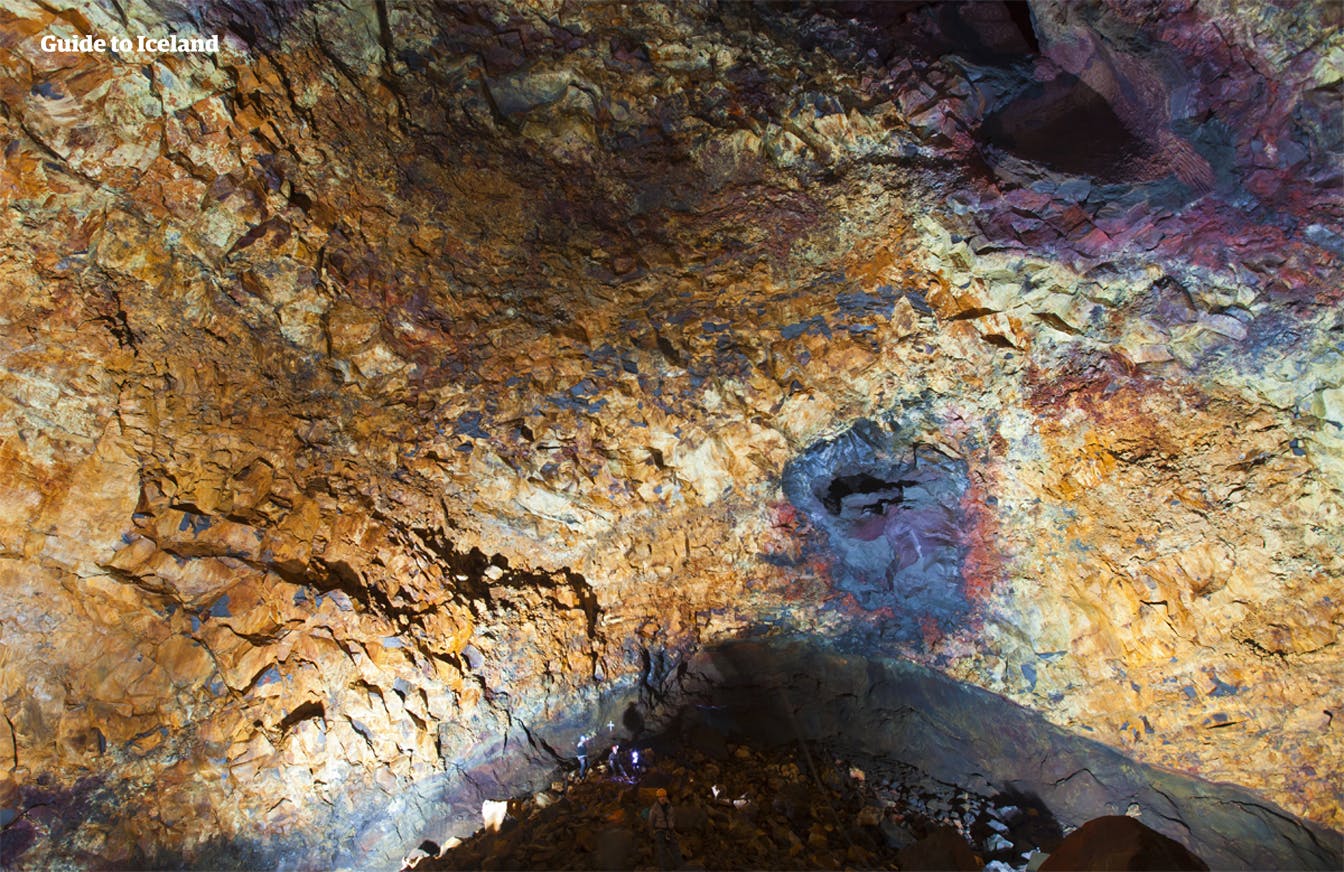 スリーフヌーカギグル火山の内部は自由の女神像が入るほど大きな空間だ