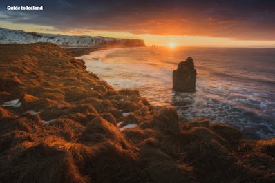 Formacje skalne u południowego wybrzeża Islandii są bardzo fotogeniczne.