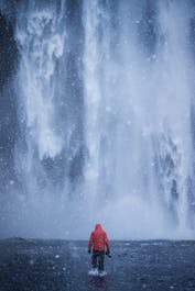 Kom tæt på sprøjtet fra Skógafoss vandfaldet for at få unikke fotografier.