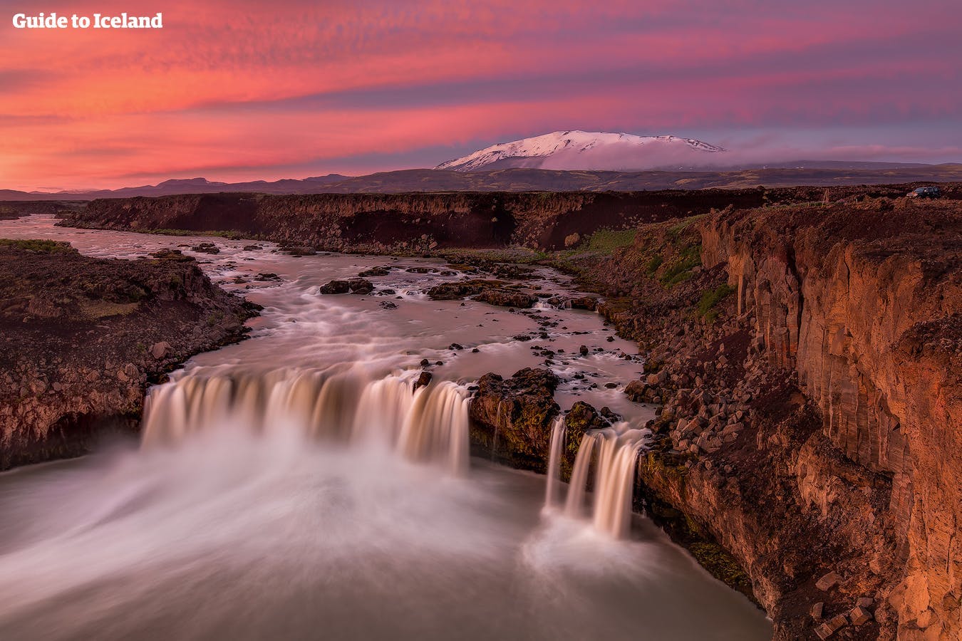 冰岛北部午夜阳光下的众神瀑布熠熠生辉