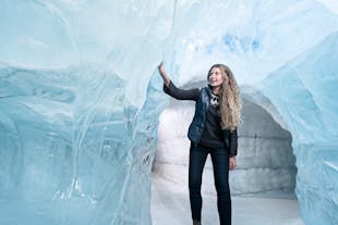 Een reiziger verkent de kunstmatige grot in het IJslandse wondermuseum.