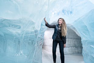 Matkailija tutkii keinotekoista jääluolaa Wonders of Iceland -museossa.