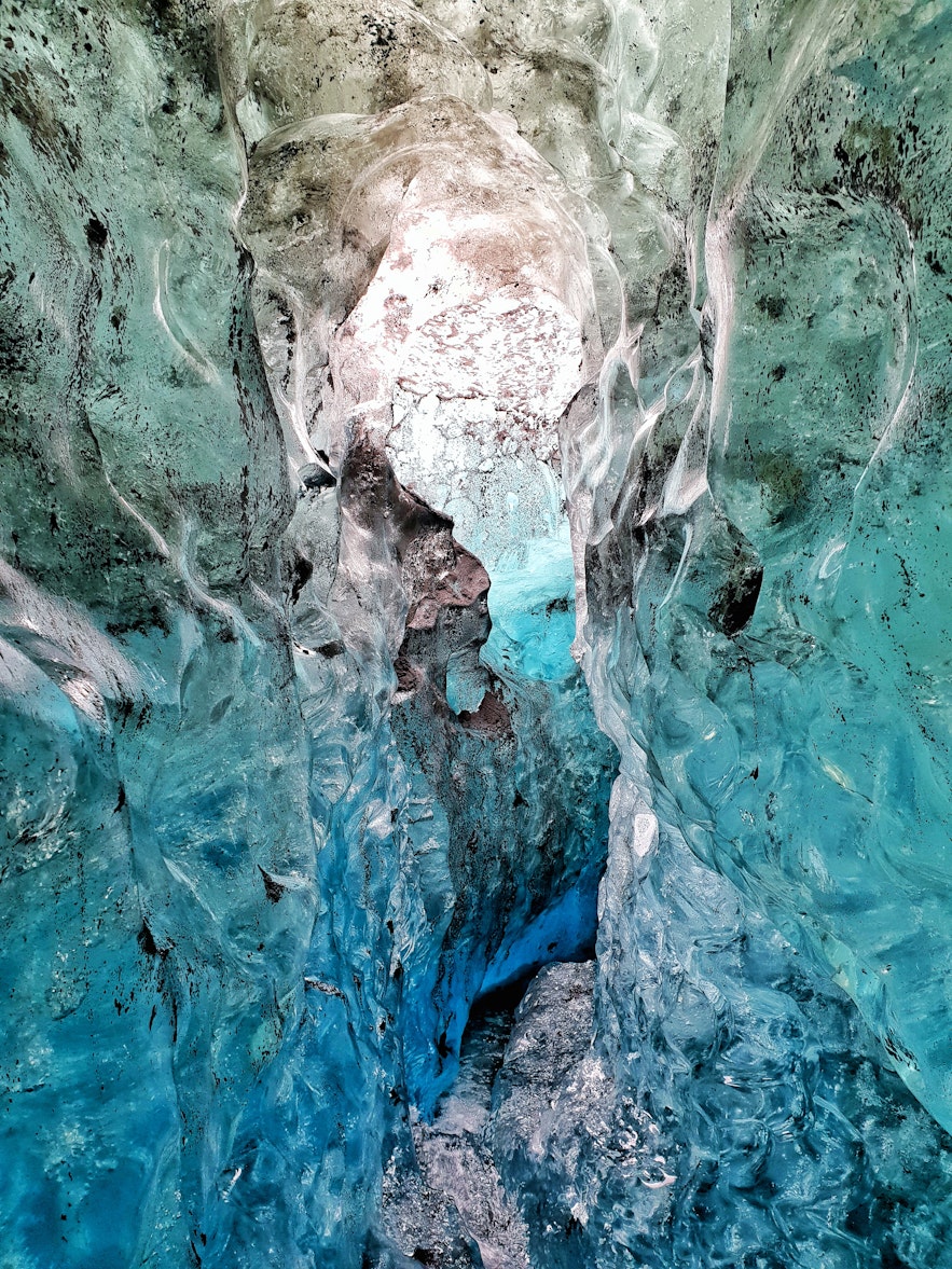 Jaskinia lodowa w Vatnajokull na Islandii.