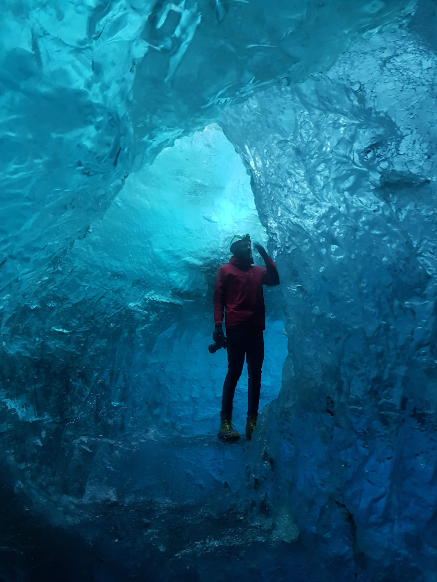 Person in der blauen Eishöhle auf Island. 