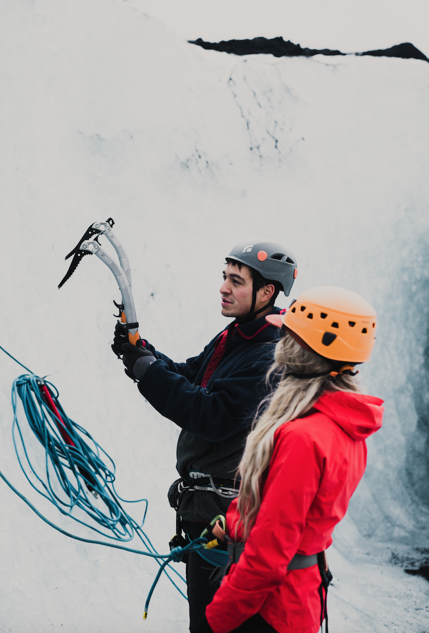 在专业导游的带领下体验攀冰。