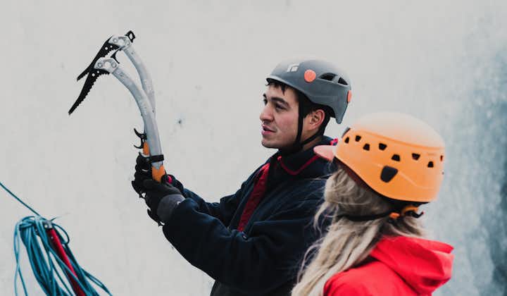 在专业导游的带领下体验攀冰。