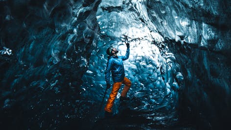 冰岛的天然蓝冰洞展现出纯净的冰蓝色彩。