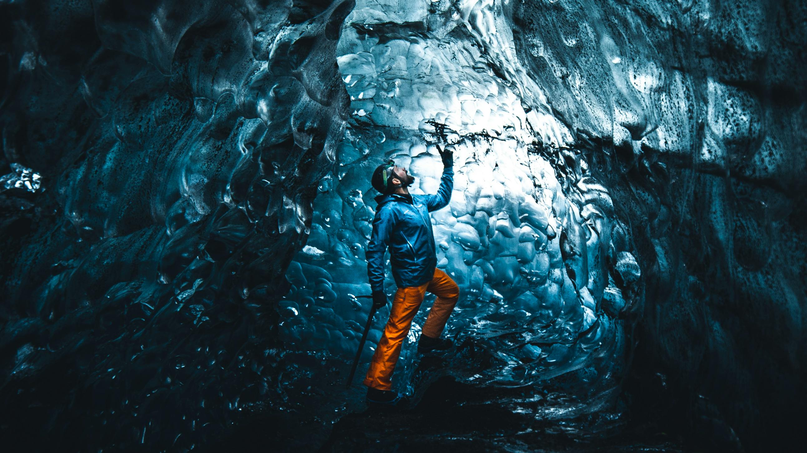 Les grottes de glace de glacier naturel d'Islande ont une incroyable couleur bleue à l'intérieur.