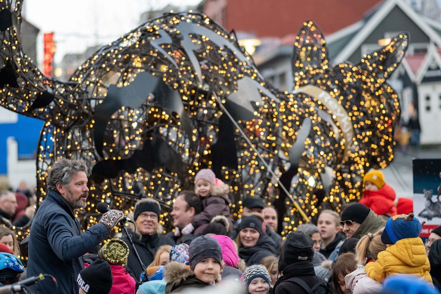 Reykjaviks Bürgermeister entzündet die über 6000 Lichter der Weihnachtskatze