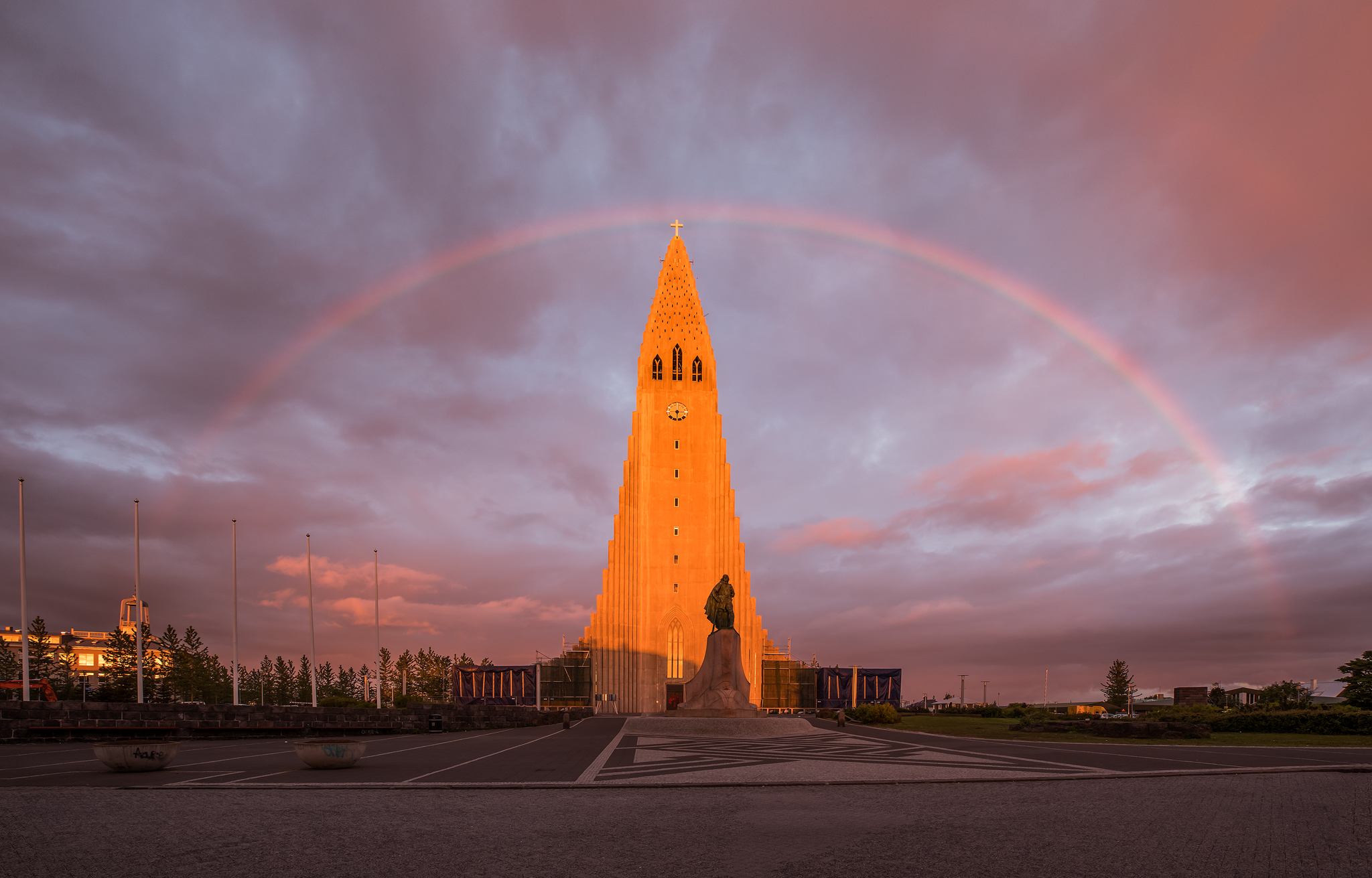冰岛首都雷克雅未克的哈尔格林姆斯大教堂被罩在彩虹之下