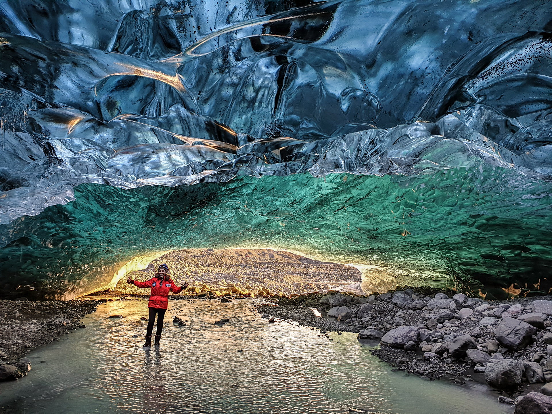 現地集合の氷の洞窟探検