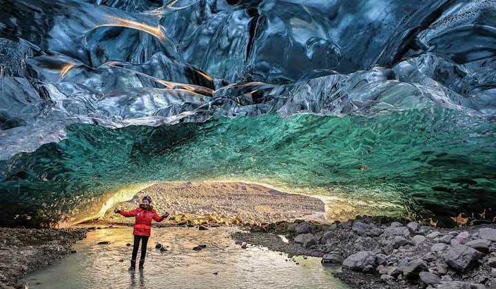 Udforskningstur af Krystalblå isgrotte under Vatnajokull med transport fra Jokulsarlon
