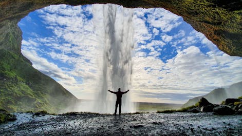 Islandzki gejzer Strokkur wyrzuca z siebie potężny słup wody.