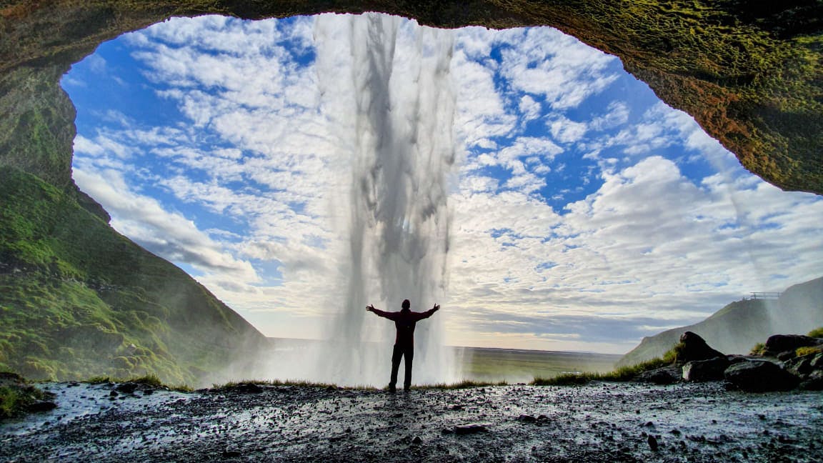 Islandzki gejzer Strokkur wyrzuca z siebie potężny słup wody.