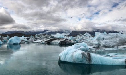 在冰岛南岸的索尔黑马冰川体验冰川徒步。