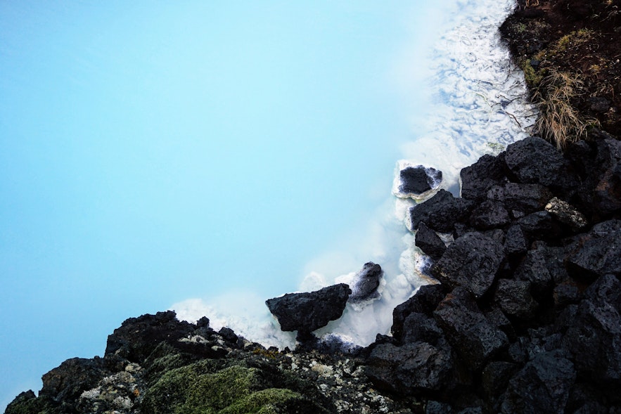 Die blau milchige Farbe des Wassers der Blauen Lagune auf Island - Guide to Iceland