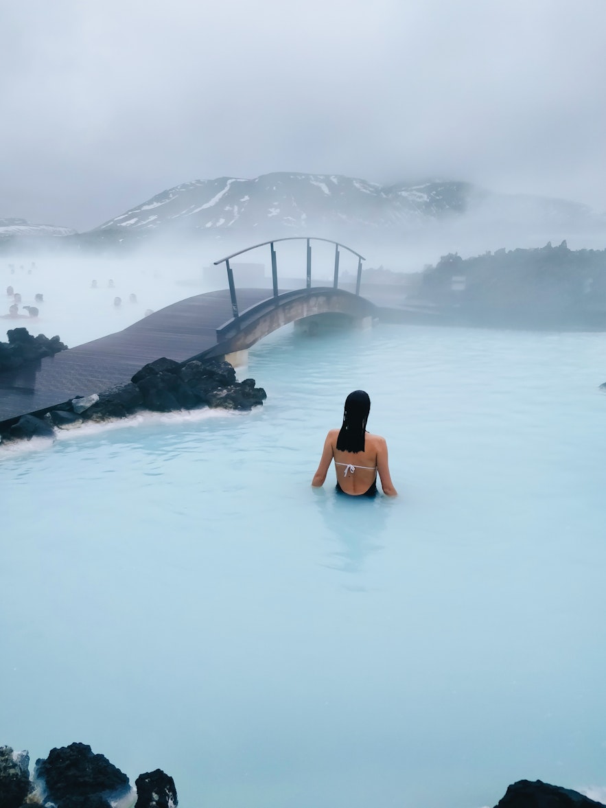 Frau im warmen Wasser der Blauen Lagune - Guide to Iceland