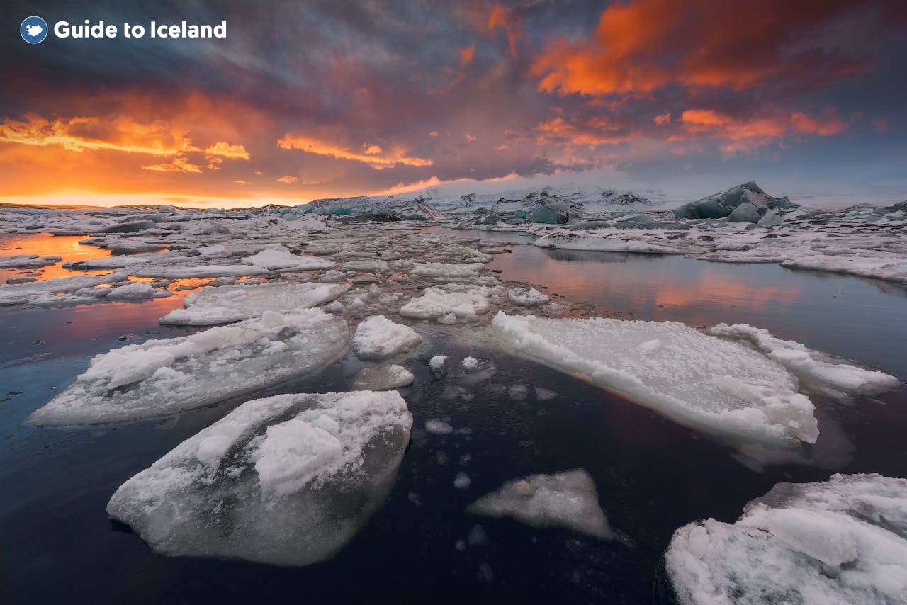 参加冰岛自驾行程，您可以尽情领略杰古沙龙冰河湖的静谧胜景。