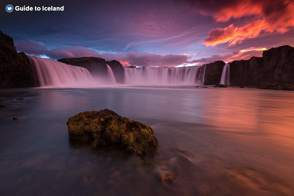 De prachtige waterval Goðafoss in Noord-IJsland is een favoriet onder fotografen vanwege de verschillende geweldige fotoplekken eromheen