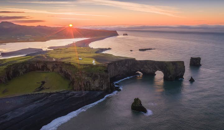 En solnedgang over Dyrholaey-klipperne på Islands sydkyst