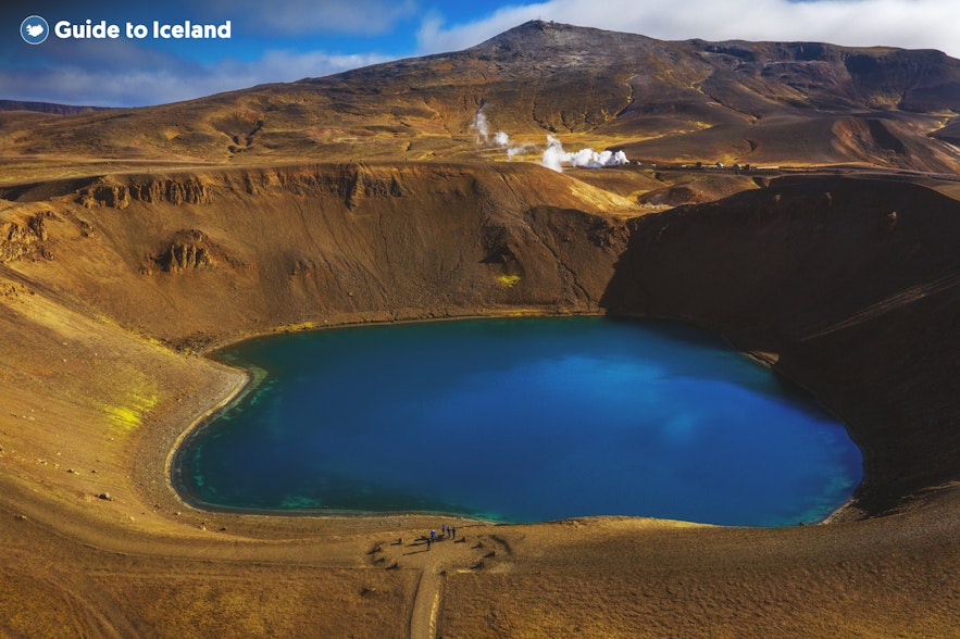 克拉夫拉火山口湖呈现动人的湛蓝色