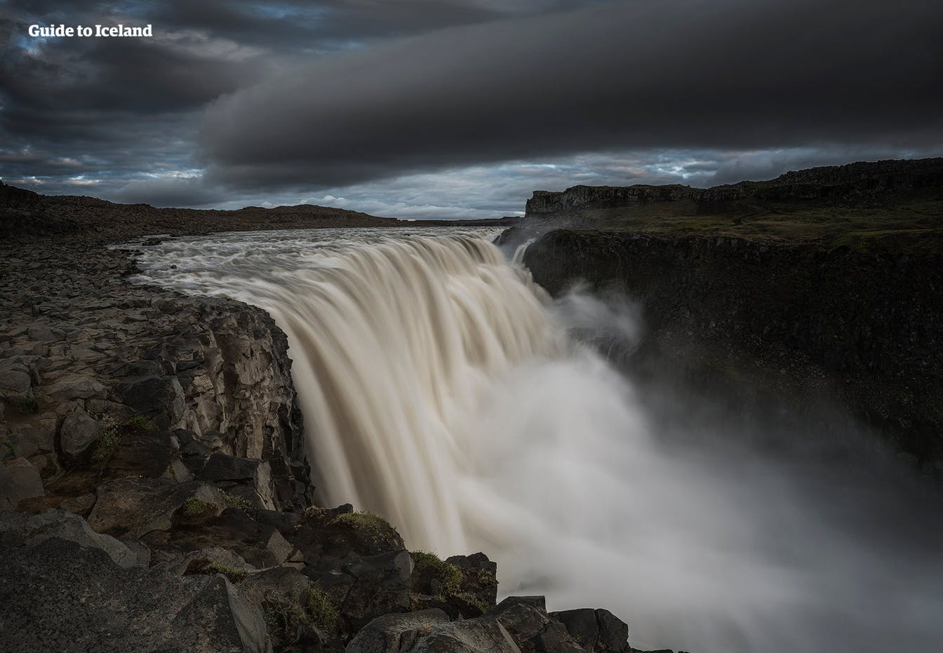 De Dettifoss is een ongelooflijk krachtige waterval in het Noorden van IJsland