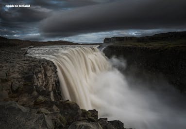 Dettifoss er et ufatteligt kraftfuldt vandfald på det nordlige Island