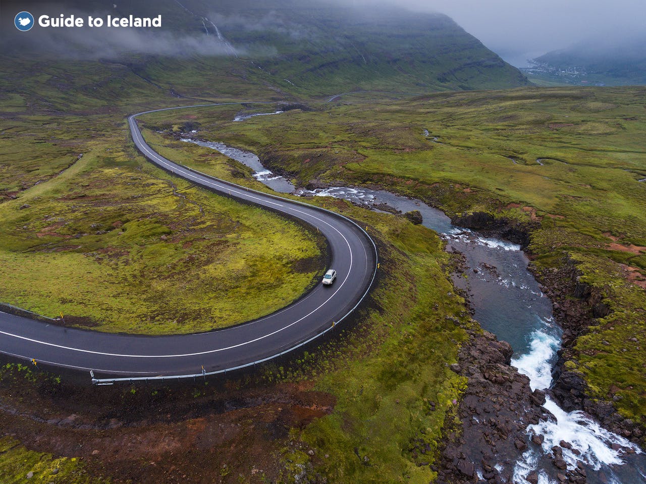 Een slingerende weg in het Oosten van IJsland