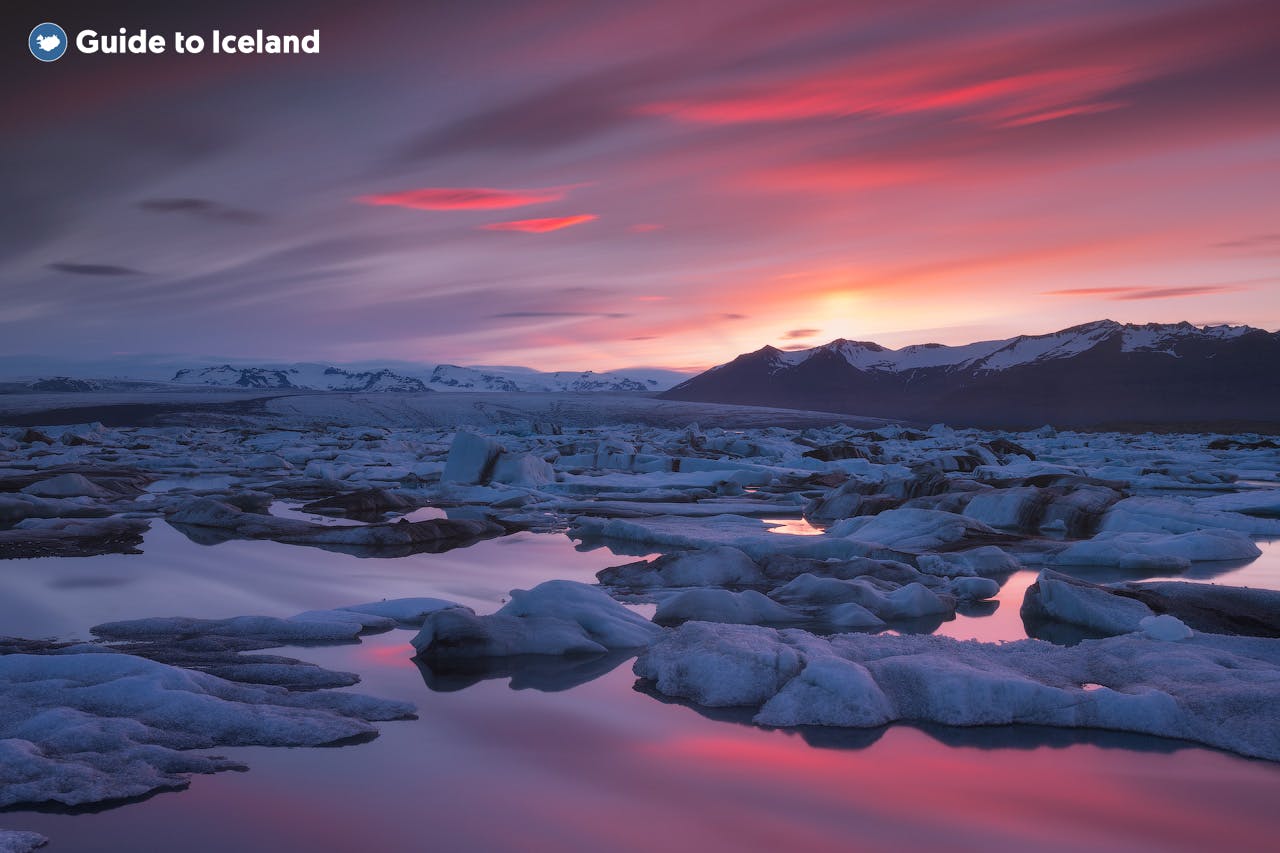 De Jökulsárlón-gletsjerlagune bij zonsondergang