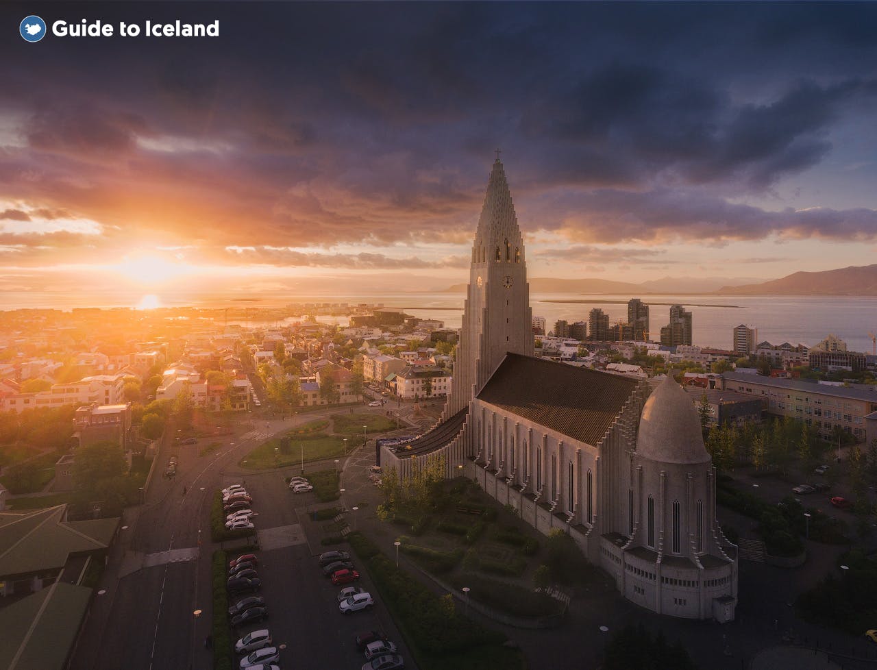 De Hallgrimskirkje in Reykjavik bij zonsondergang