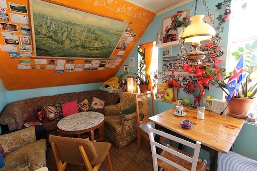 다양한 가구로 실내를 장식한 레이캬비크의 카페 바달뤼