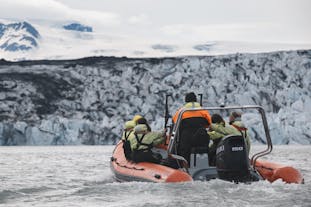 Gummibåtstur på glaciärsjön Jökulsárlón i 1 timme