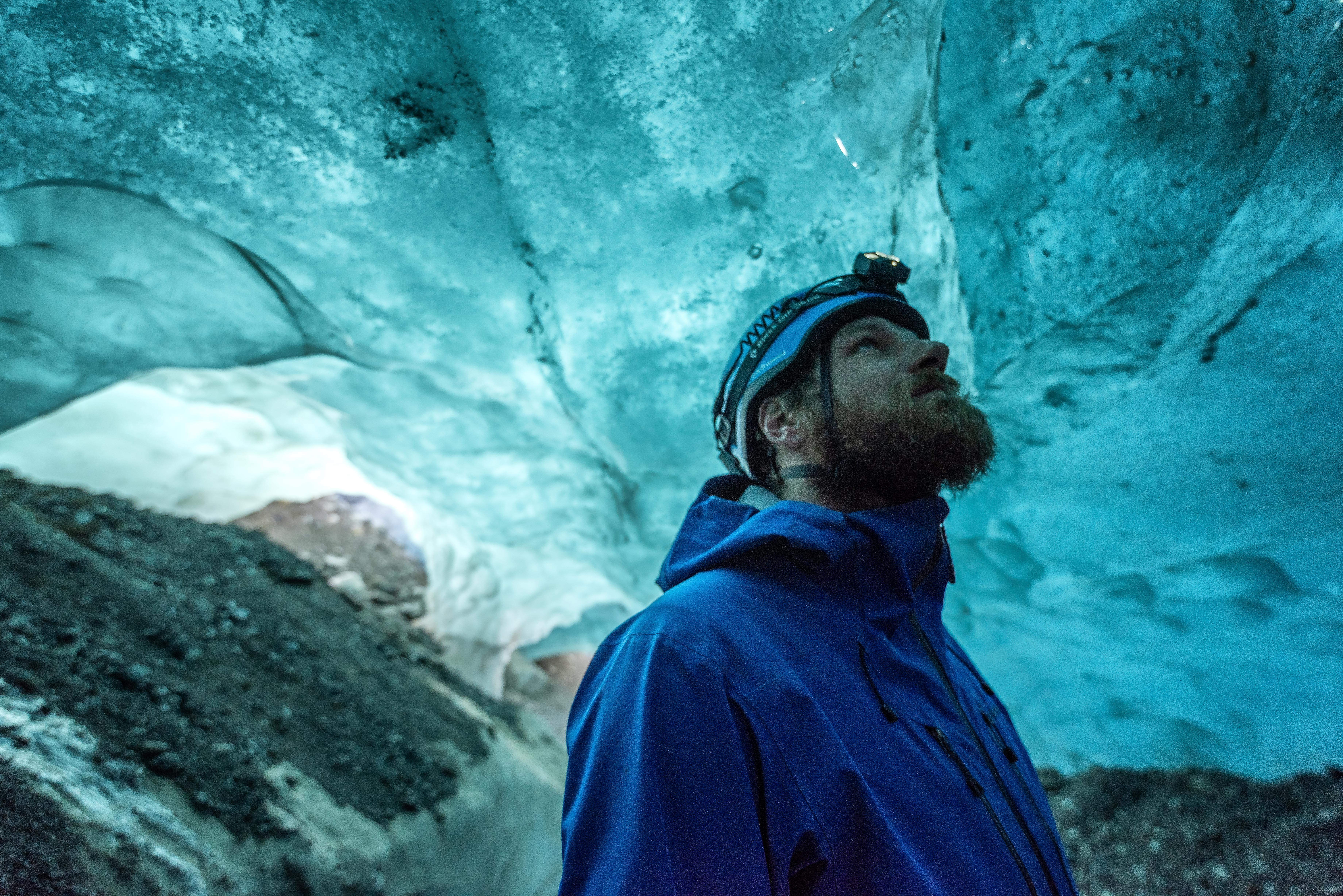 一位游客正在欣赏斯卡夫塔山冰洞的美丽色彩。