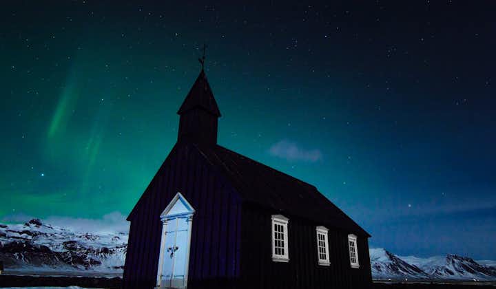 โบสถ์บูดิร์สีดำที่สามารถมองเห็นไกลถึงมหาสมุทรบนคาบสมุทรสไนล์แฟลซเนสของประเทศไอซ์แลนด์