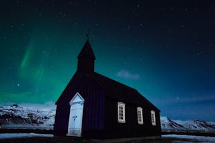 L'église noire de Buðir surplombe l'océan sur la péninsule de Snæfellsnes en Islande.