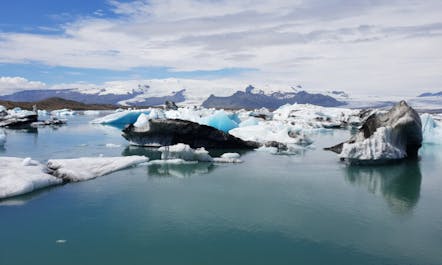 아이슬란드 동부의 요쿨살론 빙하 석호에 떠 있는 빙산.